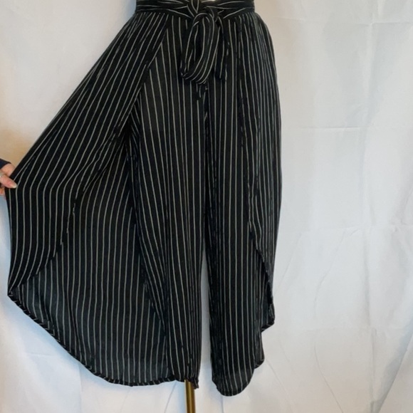 Billabong wide split leg black & white stripe pants size Medium - Picture 2 of 6